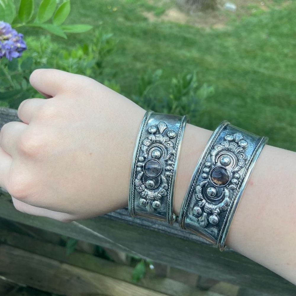 Adjustable silver tone agate bangle bracelet with one stone